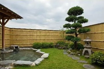 Cách bố trí đèn đá và Tùng La Hán tại sân vườn đẳng cấp